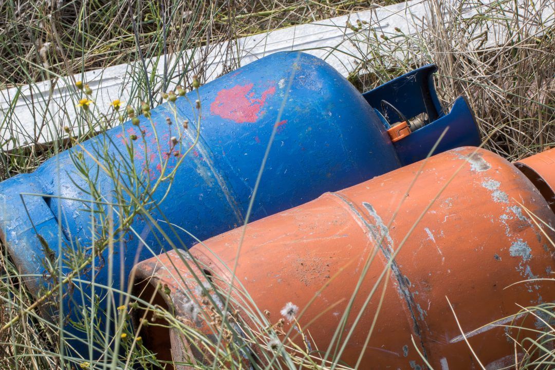 Police searching for driver after gas canister falls from vehicle on M90