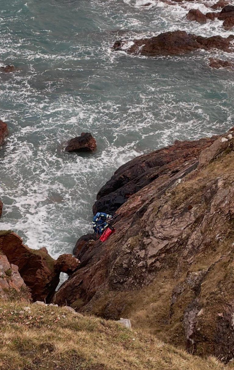 Collie rescued after 100ft fall down cliff in Shetland | STV News
