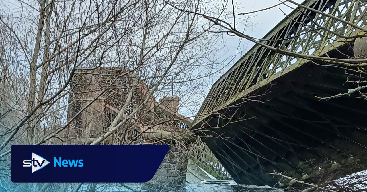 Historisches Viadukt nach teilweisem Einsturz in den reißenden Fluss Moray ...