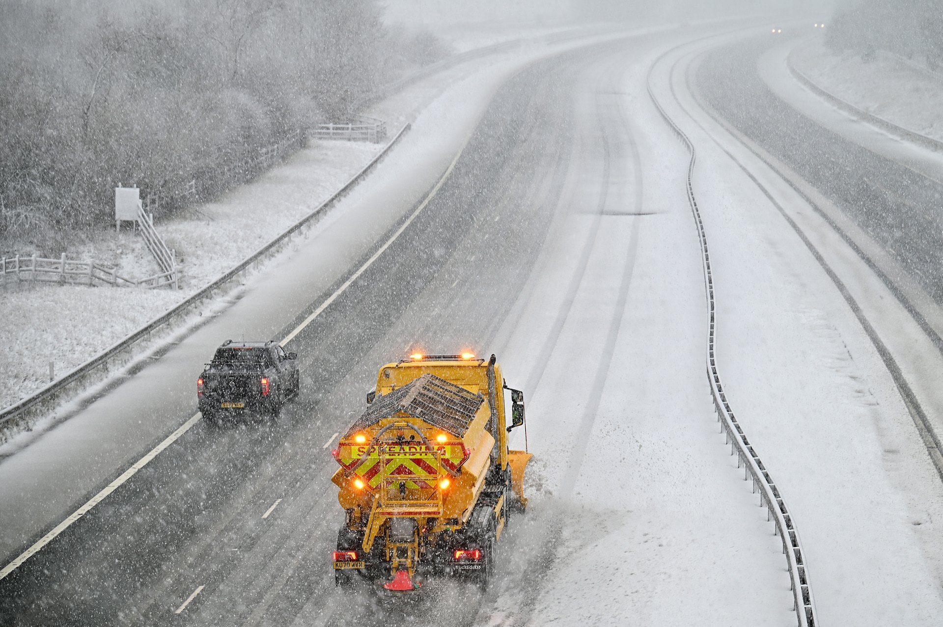 Image for M closed after multiple crashes in icy conditions amid heavy snow