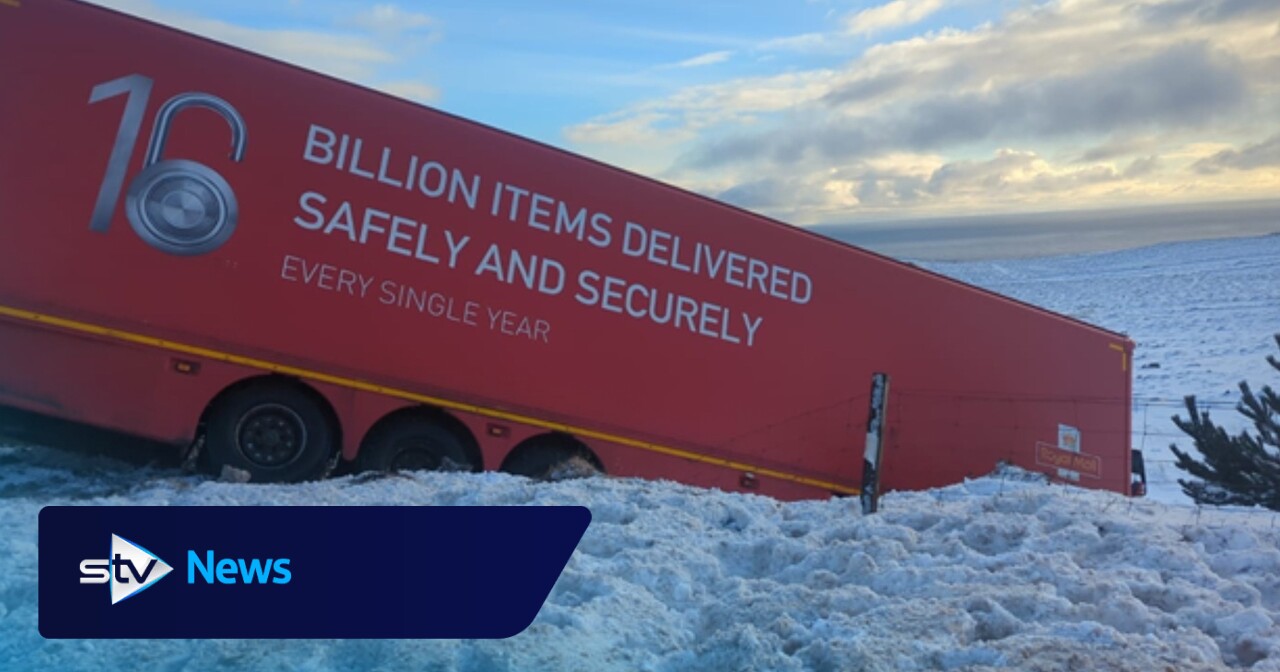 Ein Lkw der Royal Mail verunglückt auf der A9 und blockiert die Straße bei ...