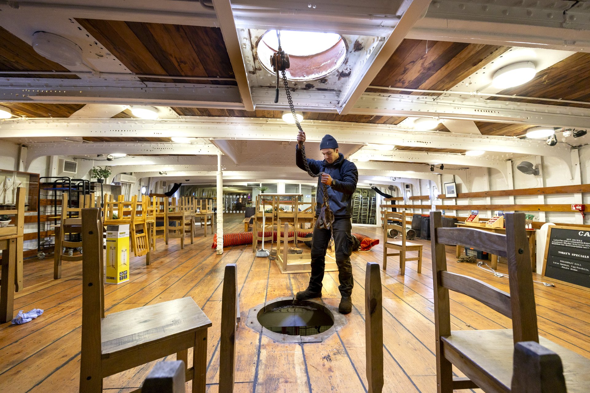 For the first time in 30 years, The Tall Ship Glenlee, a floating museum, has had its famous masts removed for essential conservation work.