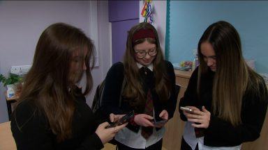 Parents call for school phone ban to protect children from online dangers