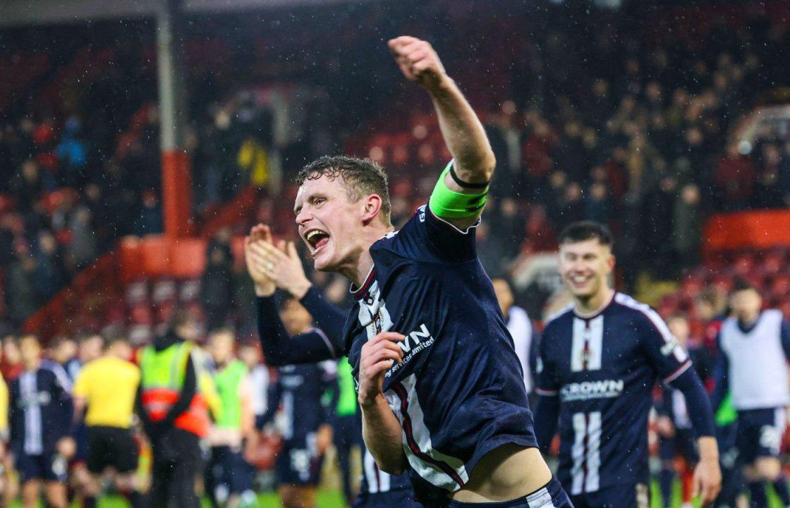 Dundee beat 10-man Aberdeen thanks to late Ethan Hamilton stunner
