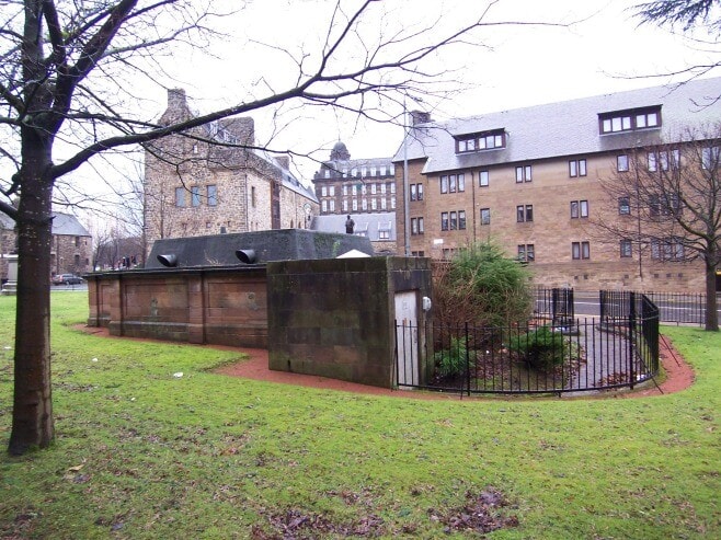 Former public toilets to be turned into windowless holiday let