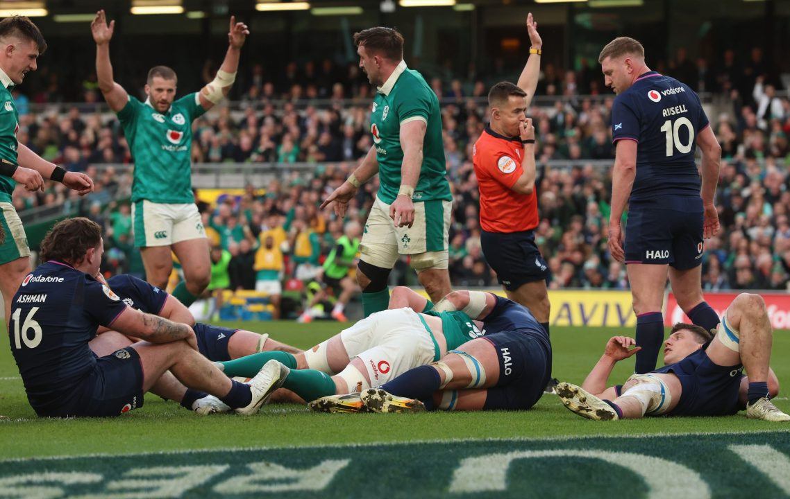 Ireland keep pressure on France with bonus-point win over Scotland