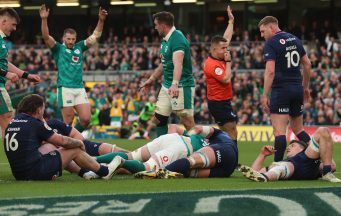 Ireland keep pressure on France with bonus-point win over Scotland