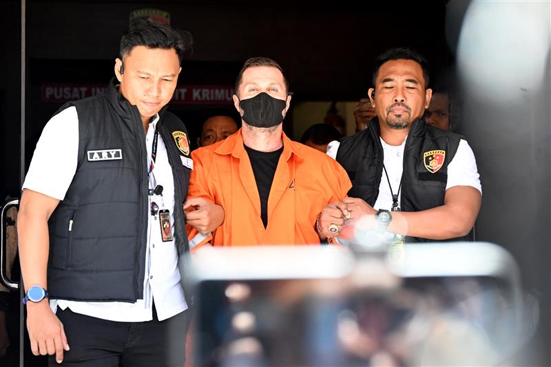 Scottish crime boss Steven Lyons pictured cuffed with cable ties in Bali