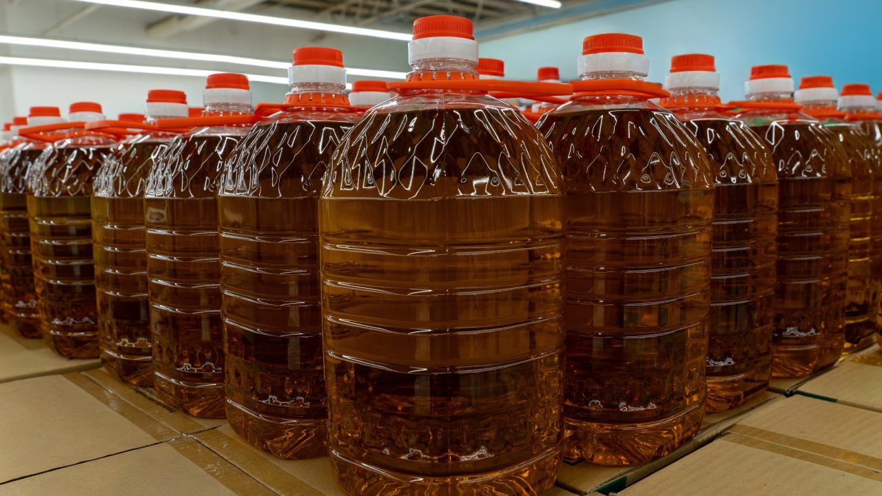 Hunt for white van after containers of cooking oil stolen in early-morning theft in Elgin