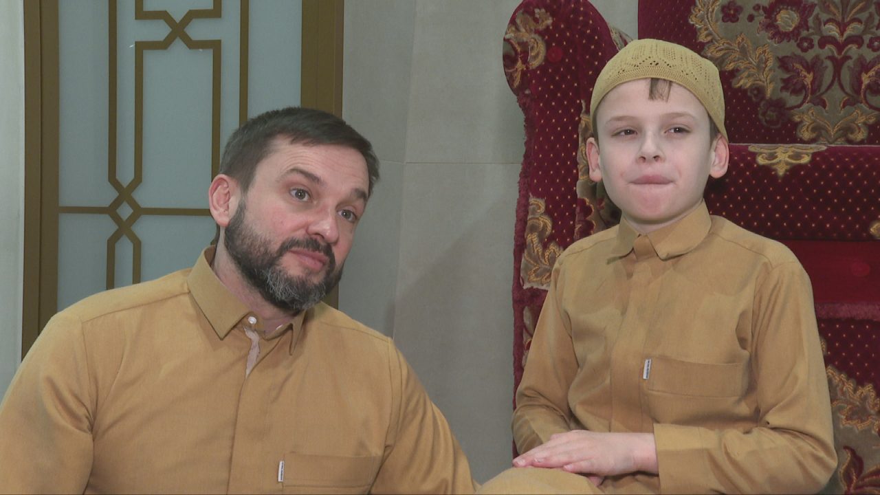 Boy, 12, brings cupcakes to Glasgow mosque as part of ‘Cake Not Hate’ campaign
