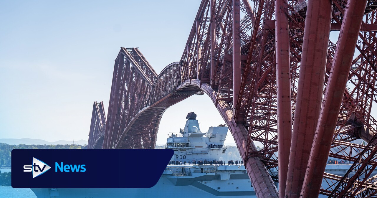 Die HMS Queen Elizabeth fährt unter der Forth Bridge hindurch zu ...