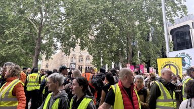 Tommy Robinson’s march and pro-Palestine protest both under way in London