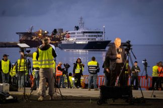 Passengers begin evacuating from hantavirus-hit cruise ship