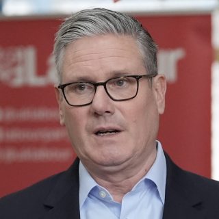 Government aides quit as Labour MPs call for Starmer to resign