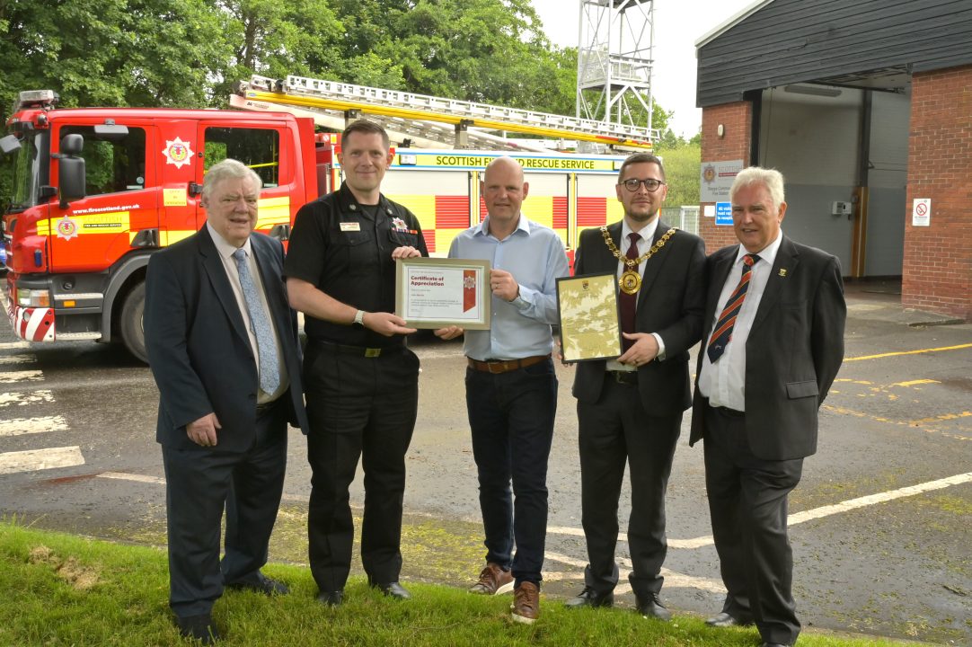 Man honoured for rescuing two children from burning car 