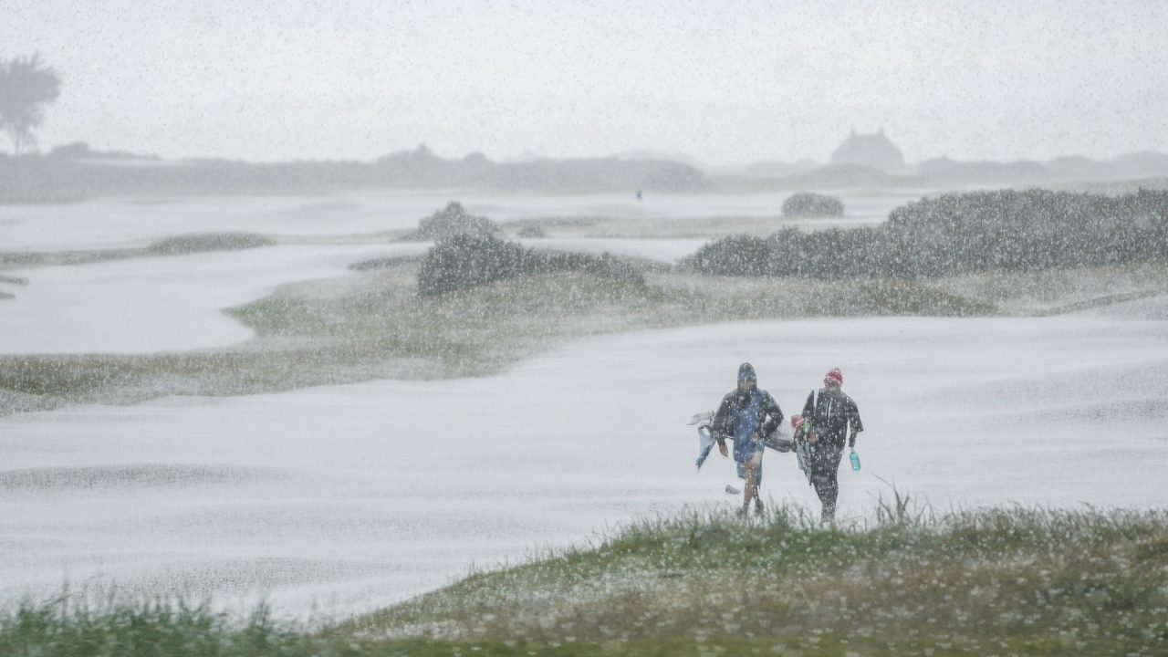 Play suspended at Old Course after St Andrews cove