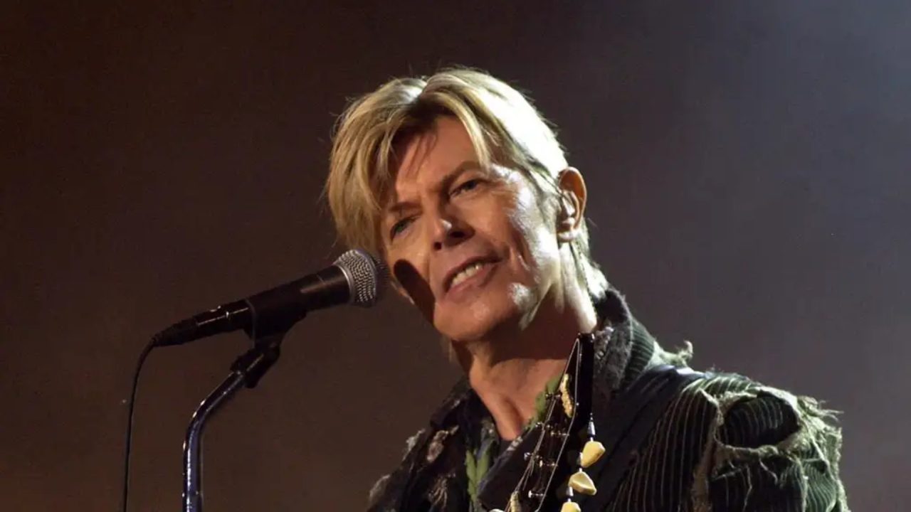 V&A’s David Bowie archive to go on tour of UK