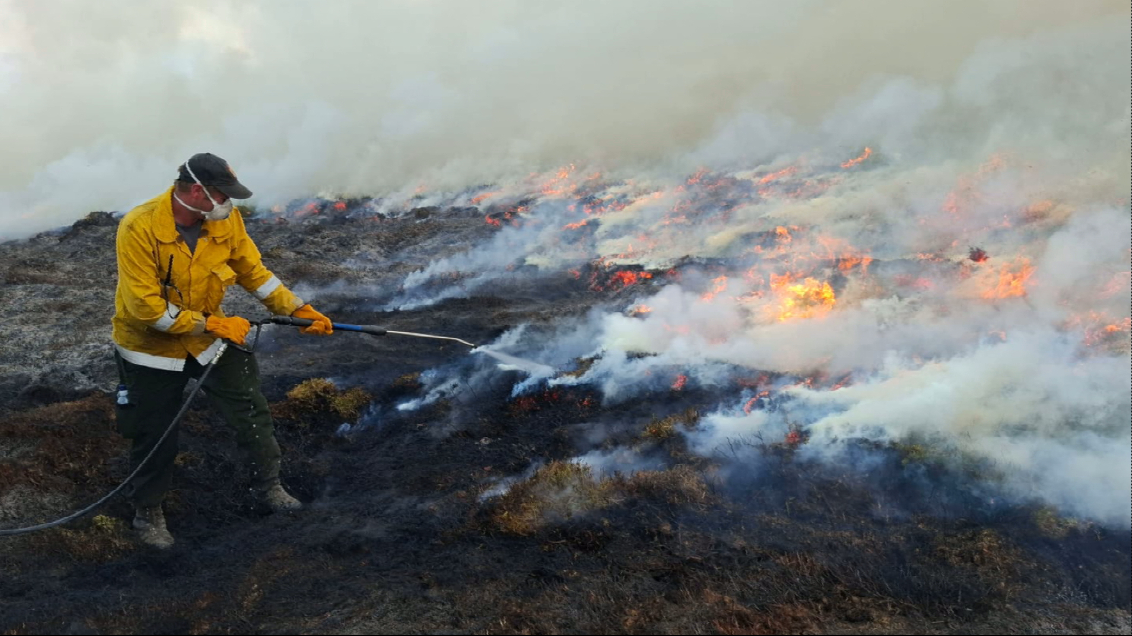 Volunteers help tackle wildfire (cc Will Boyd Wallace)