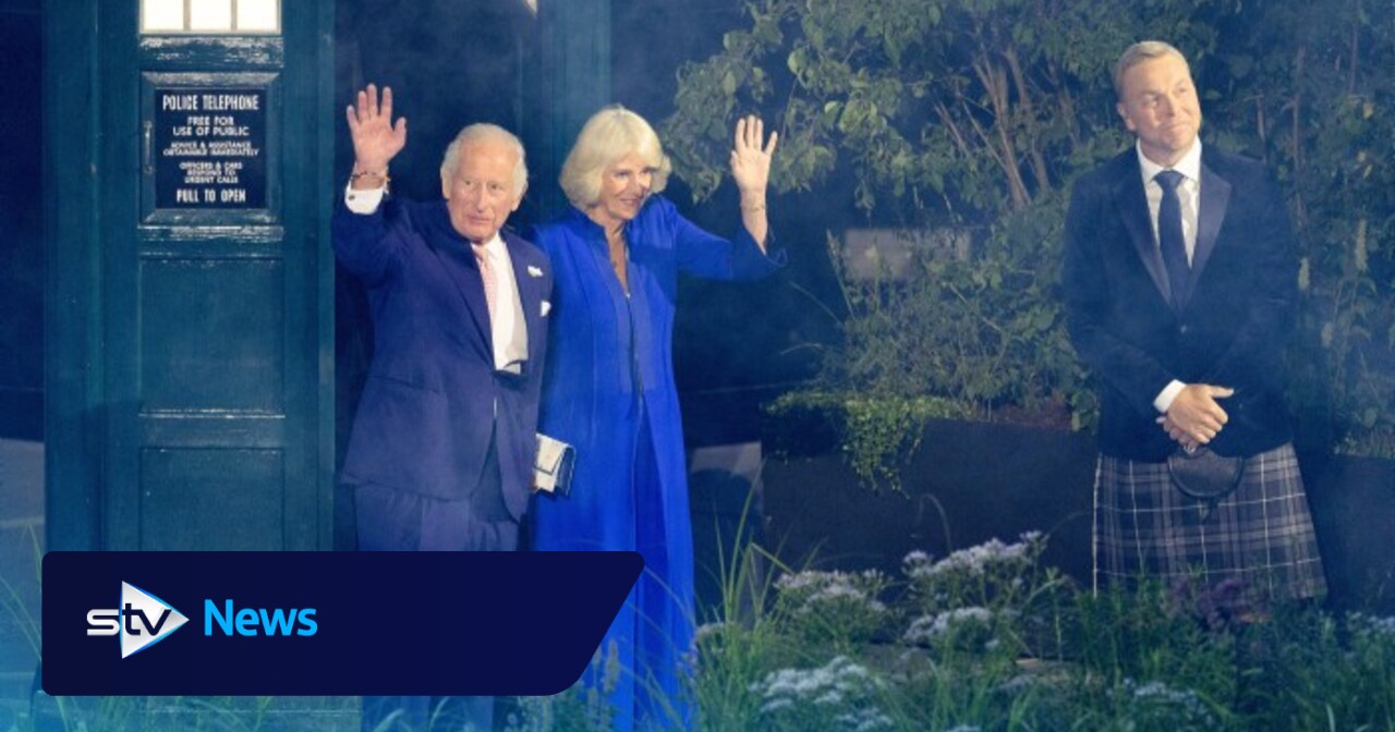 King and Queen emerge from Tardis in Commonwealth Games opening ceremony