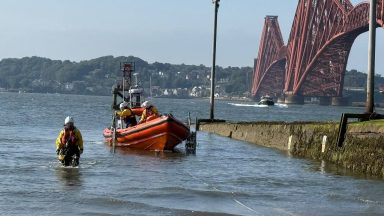 Queensferry lifeboat dispatched after 30ft sailing vessel loses mast