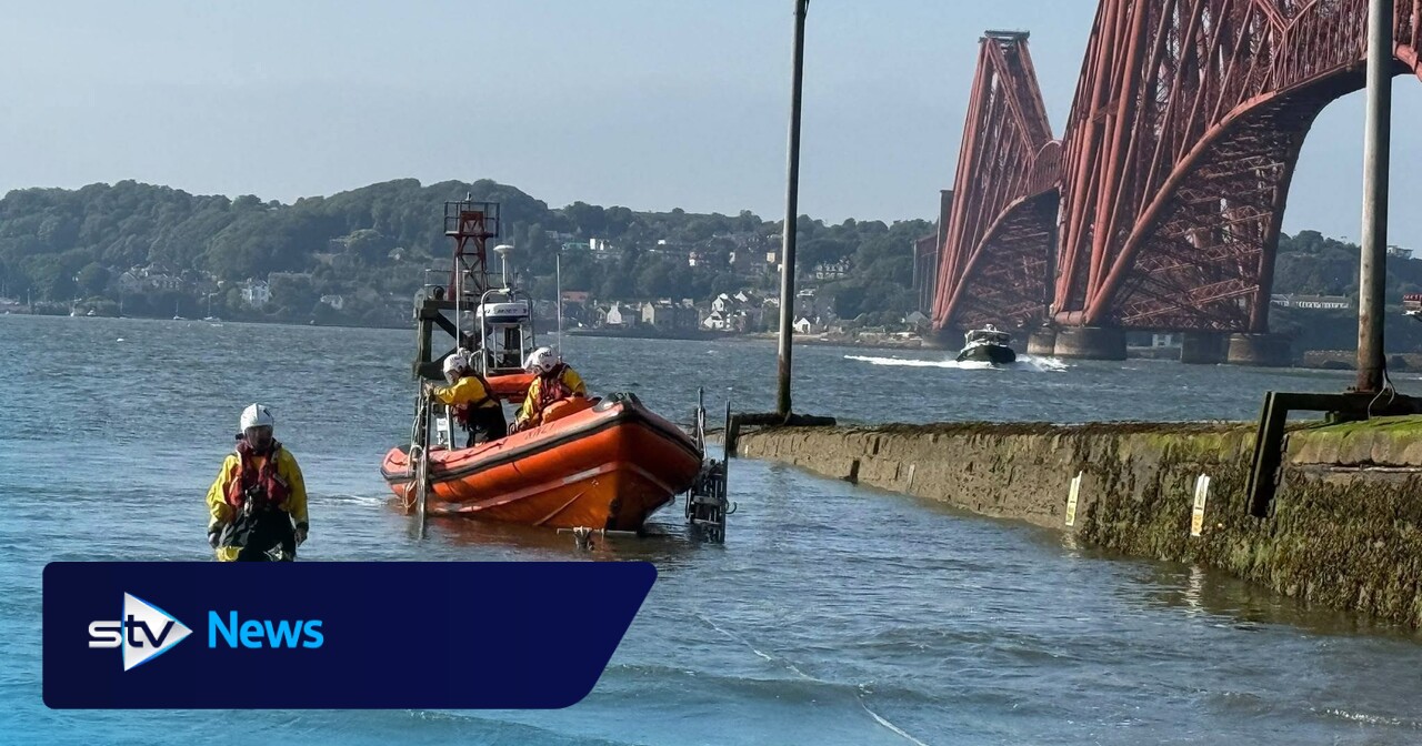 Lifeboat dispatched after 30ft sailing vessel loses mast