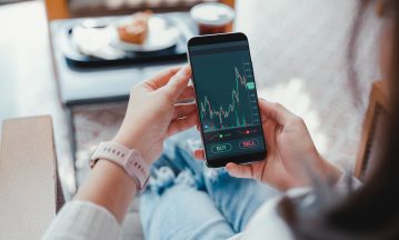 Young female investors’ pots ‘nearly £4,600 bigger than those belonging to men’