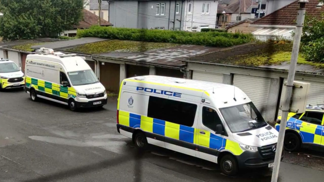 Suspect arrested after reports of man wielding bladed weapon on Glasgow street