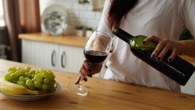 Breast cancer: Women in their 30s and 40s ‘should be warned of alcohol risk’