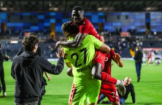 Aberdeen squad ‘behind’ Stephen Robinson after battling to semi-final with ten men 