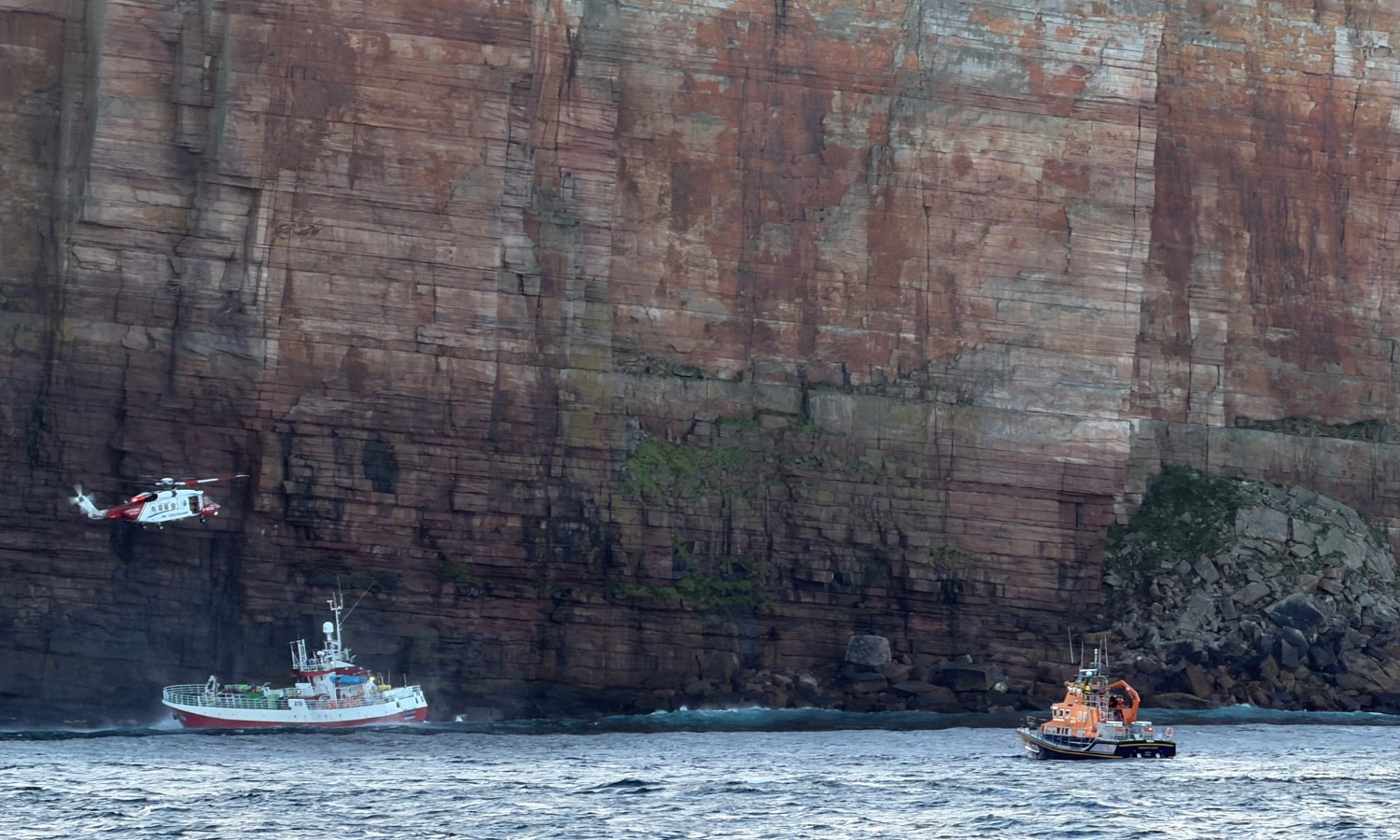 17 people have been airlifted from a fishing vessel that ran aground