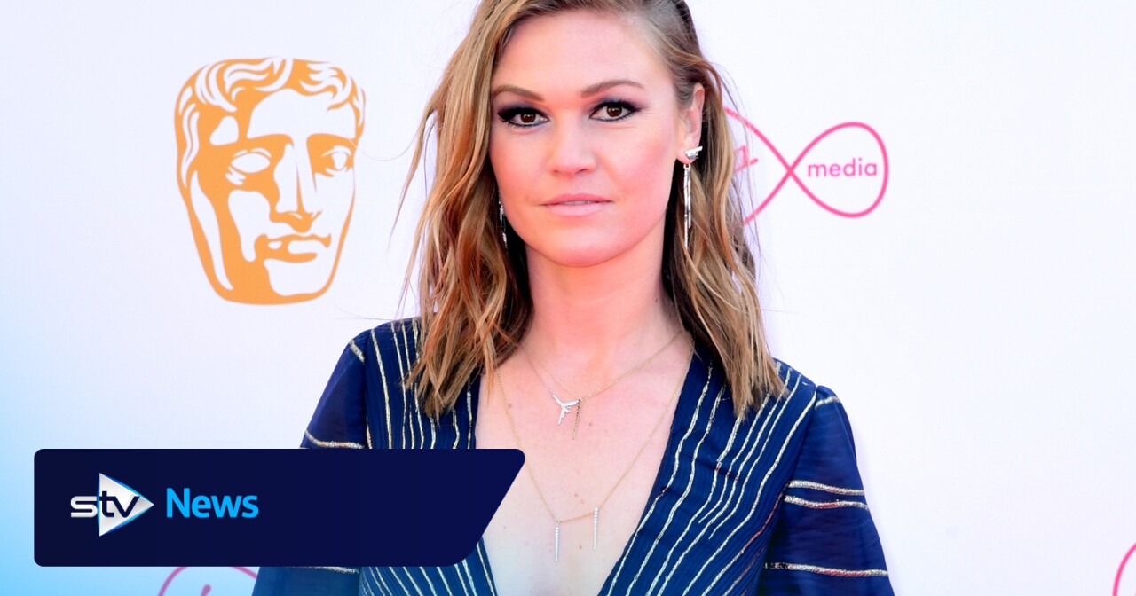 Julia Stiles würdigt ihren verstorbenen Co-Star Heath Ledger bei „Dancing ...