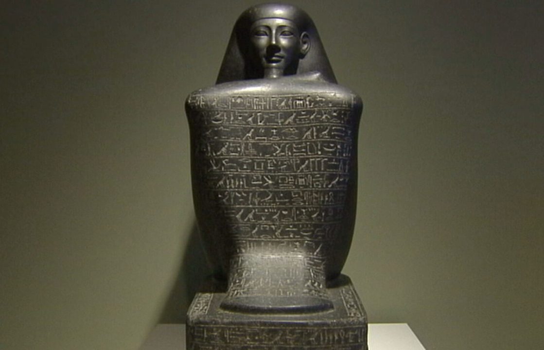 Why have Egyptian mummies at Glasgow’s Kelvingrove Museum been removed from display?