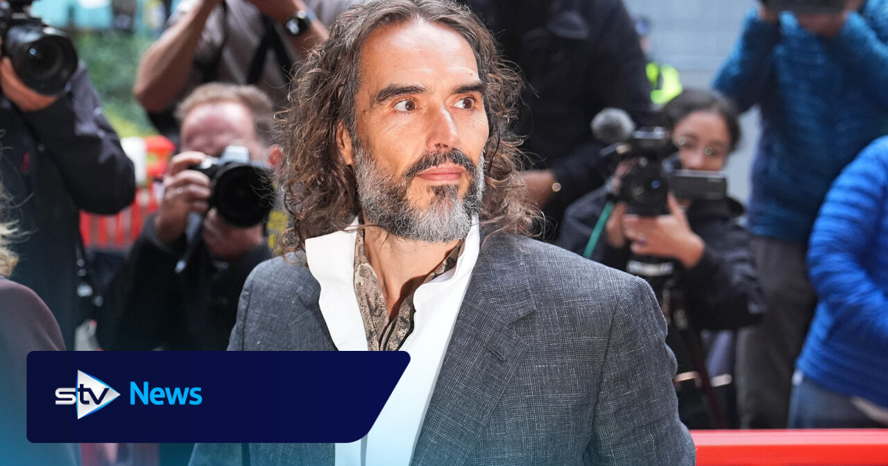 Russell Brand trifft zum Prozessbeginn wegen Vergewaltigung und sexueller ...