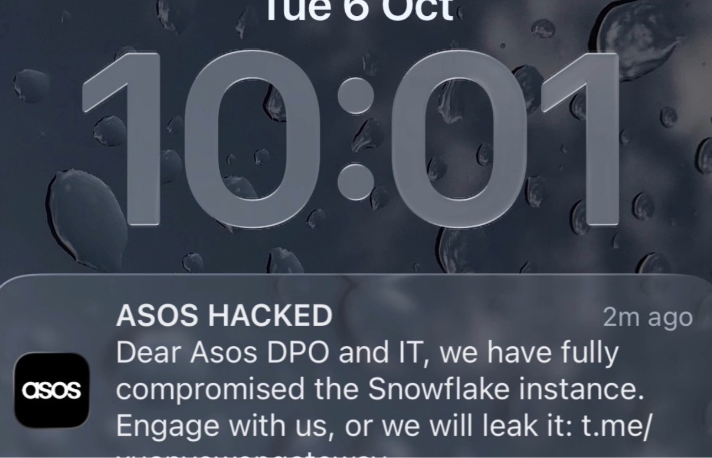 A push notification appeared on the screens of users of the mobile application on Tuesday, October 6, which read "ASOS HACKED".