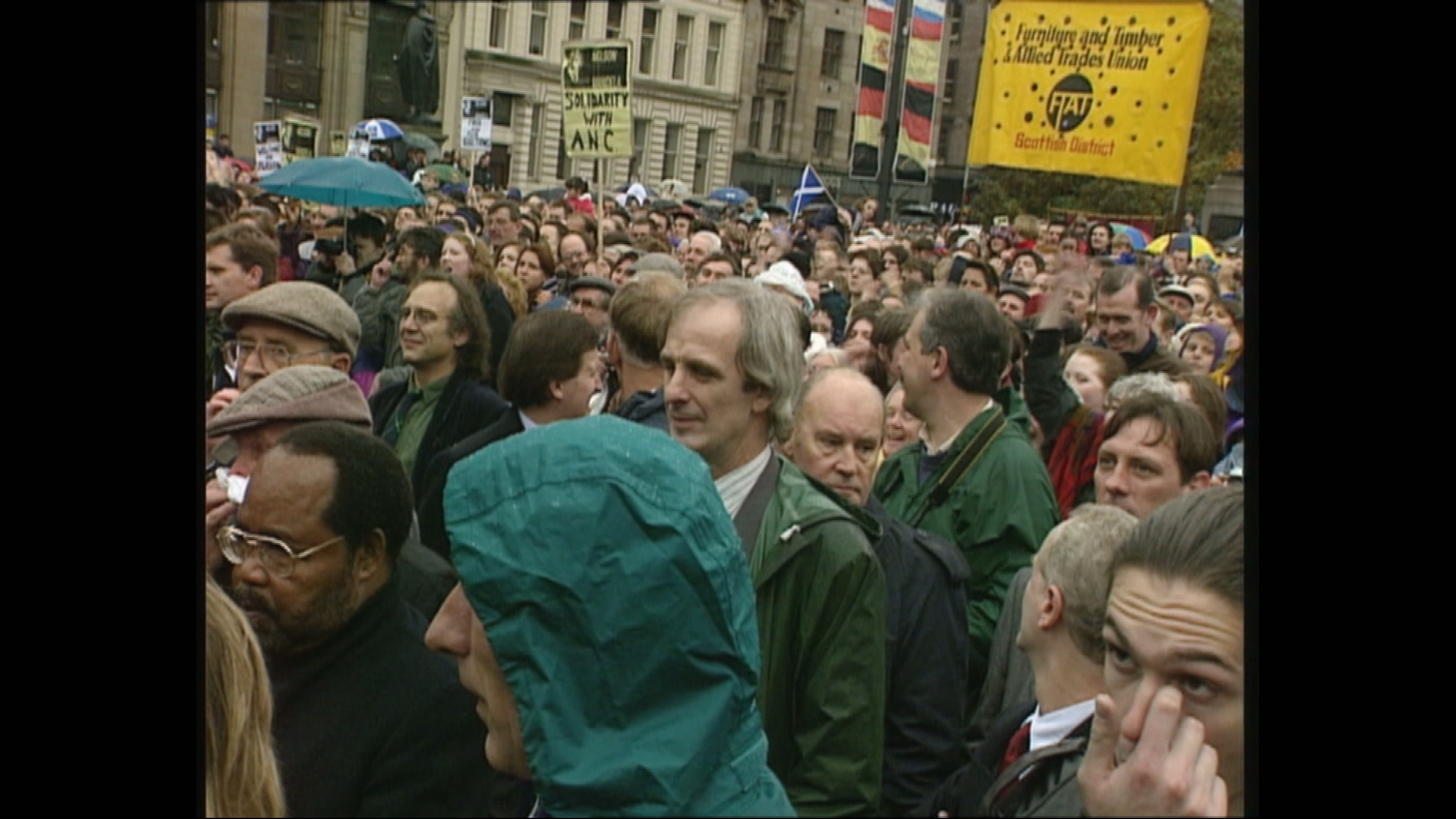 Crowds in George Square during Mandela's visit