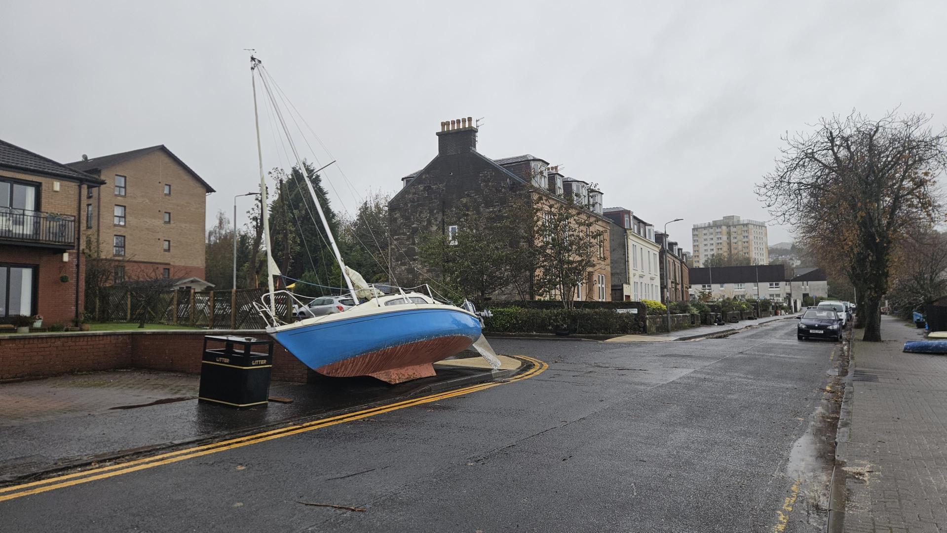 A boat broke free from its mooring in Gourock and was thrown on to Cove Road.