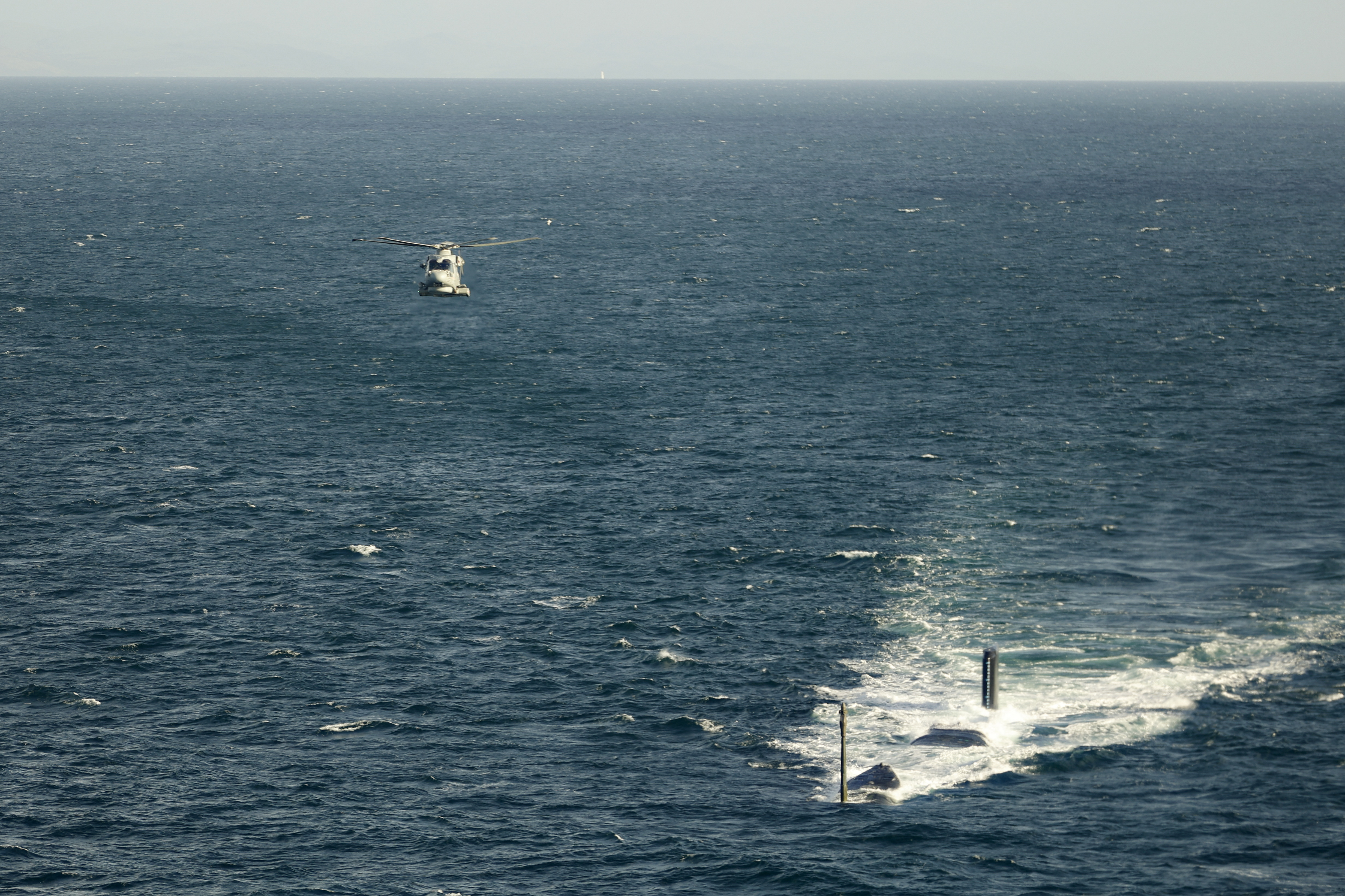 HMS Agamemnon conducted its first dive at sea while on the way to its homeport on the River Clyde.